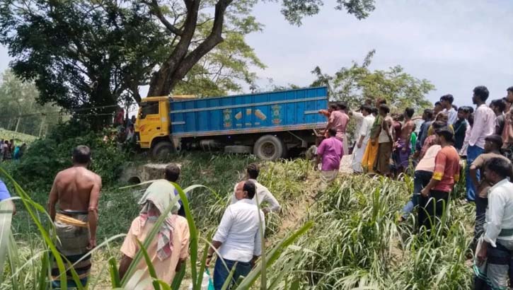 মানিকগঞ্জে ট্রাক-মোটরসাইকেলের মুখোমুখি সংঘর্ষ, নিহত ২